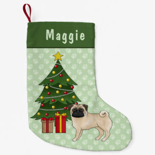 Reekrug mopshond leuke cartoon hond met een kerstb kleine kerstsok