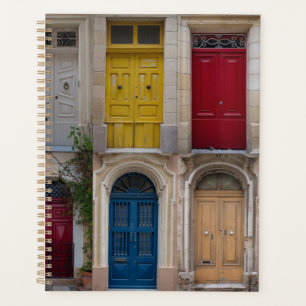 Reeks kleurrijke voordeuren op Malta Planner