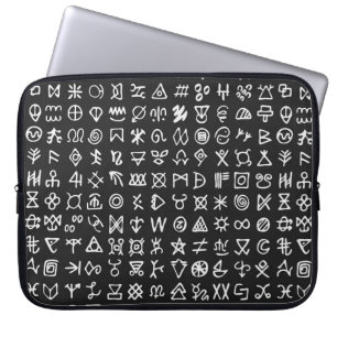 Reeks symbolen rune letters doopvont. Ancient occu Laptop Sleeve