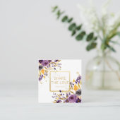 Référez-vous une carte florale pourpre de client (Debout devant)