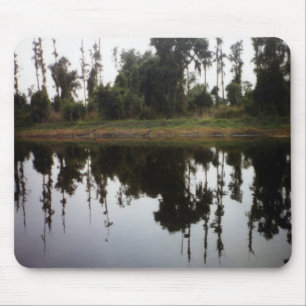 Reflecteren op de rivier muismat