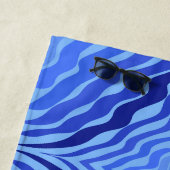 Reflecterende Blauwe Golven Moderne Abstracte Ontw Strandlaken (In situ)