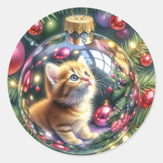 Reflectie van kitten in een kerstversiering ronde sticker (Voorkant)