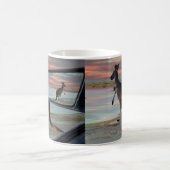 Reflecties van het wild: een kangoeroe op het stra magische mok (Center)