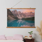 Reflections of Serenity – Mountain Lake at Dusk Hangend Wandkleed (Slaapkamer)