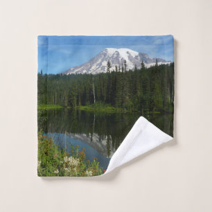 Reflet du lac du mont Rainier avec des fleurs sauv
