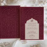 Regal Burgundy Lace Faire-part de mariage islamiqu<br><div class="desc">Découvrez l'essence de l'héritage et de l'élégance avec ce faire-part de mariage bordeaux royal, élaboré avec des motifs en dentelle qui s'inspirent de l'art islamique traditionnel. Le devant présente un magnifique treillis centré autour d'une arche pointue, une marque de l'architecture islamique, bordé d'un motif floral détaillé aux tons bordeaux. Cela...</div>