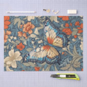 Regal Butterfly temidden van William Morris Floral Tissuepapier (Craft)