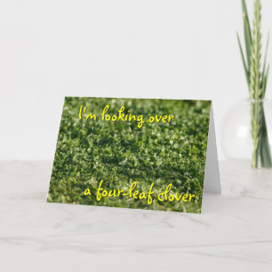 Regard au-dessus d'une carte de St Pat de trèfle