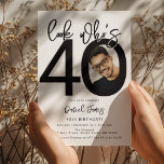 Regardez qui a 40 ans | Carte d'invitation pour un<br><div class="desc">Célébrez le grand 4-0 avec style avec notre invitation d'anniversaire 40 ans personnalisable et chic ! Cette invitation au design épuré joue avec une typographie noire audacieuse et un fond blanc classique pour souligner le jalon que vous avez atteint. Intégrez votre photo préférée dans le design, nichée dans le zéro...</div>