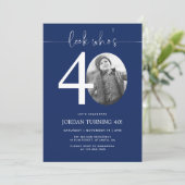 Regardez qui a 40 ans | Invitation 40e anniversair (Debout devant)