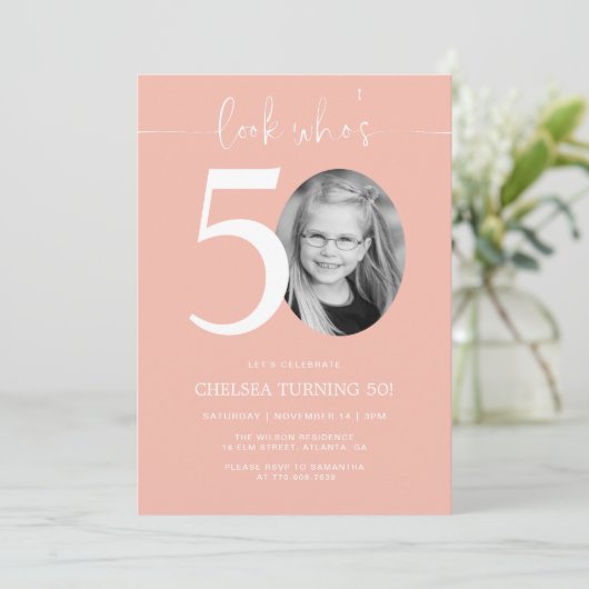 Regardez qui a 50 ans | Invitation rose 50e annive (Debout devant)