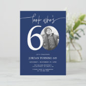 Regardez qui a 60 ans | Invitation 60e anniversair (Debout devant)
