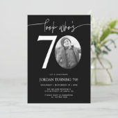 Regardez qui a 70 ans | Invitation d'anniversaire (Debout devant)