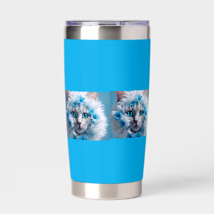 Regelmatige blauwe mok met mooie witte kat geïsoleerde drinkbeker