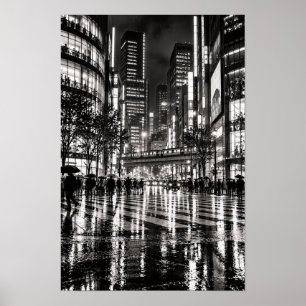 Regenacht Stad met Verhoogde Trein Zwart en Wit Poster