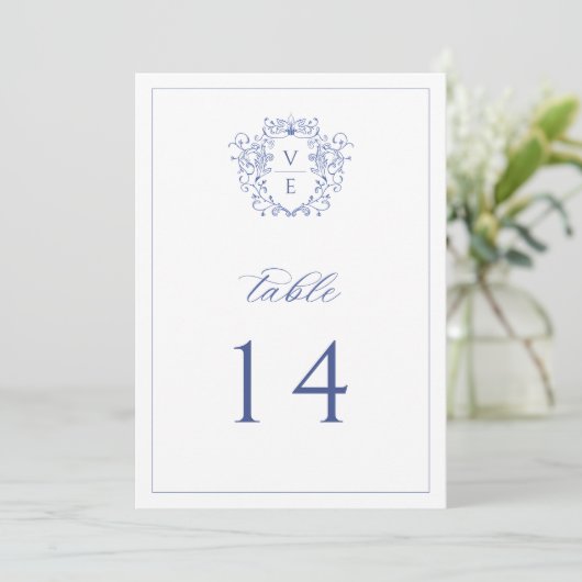 Regenblauw Monogram Crest Wedingstabel Nummer Programma (Staand voorkant)
