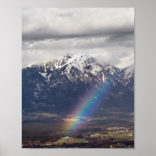 Regenboog en bergen na de storm poster