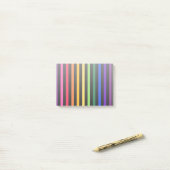 Regenboog en zwarte strepen post-it® notes (Op bureau)