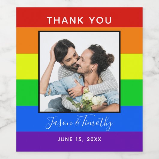 Regenboog gestreepte foto LGBTQ koppel trouwen Wijn Etiket (Enkel label)