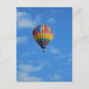 Regenboog hete luchtballon vliegen in de lucht briefkaart