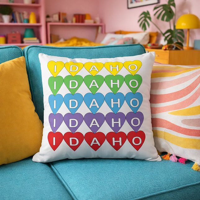 Regenboog Idaho Staatsliefde Ontwerp Kussen (A pillow with a rainbow heart pattern that says Idaho)