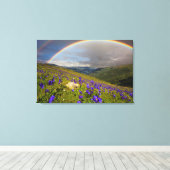 Regenboog over een bloeiende weide canvas afdruk (Insitu (Houten vloer))