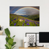 Regenboog over een bloeiende weide poster (Thuiskantoor)