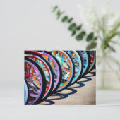 Regenboog van fietsen briefkaart (Staand voorkant)