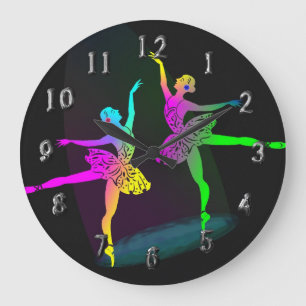 Regenboogballetdansers in het licht grote klok