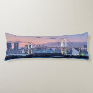 Regenboogbrug in de schemering lichaamskussen