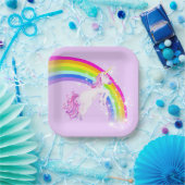Regenboogeenhoorn springt paarse lucht papieren bordje (Feest)