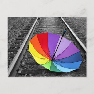 Regenboogparbrella op Briefkaart treinsporen