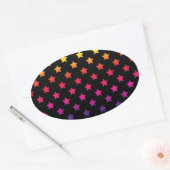 Regenboogsterren op zwart achtergrondpatroon ovale sticker (Envelop)