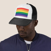 Regenboogvlag Trucker Pet (In situ)