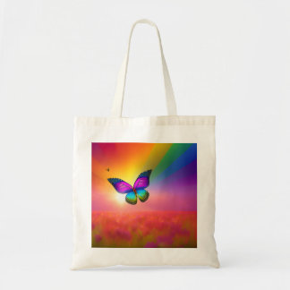 Regenboogvlinder vliegend in een veld tote bag