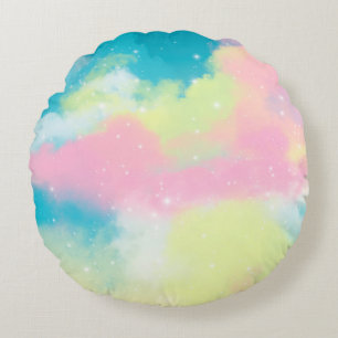 Regenboogwolken met glinsterende sterren rond kussen
