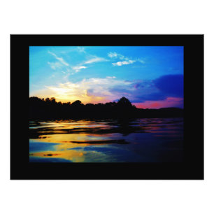 Regenboogzonsonderstel op bergmeer foto afdruk