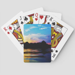 Regenboogzonsonderstel op bergmeer pokerkaarten