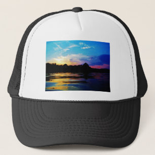 Regenboogzonsonderstel op bergmeer trucker pet