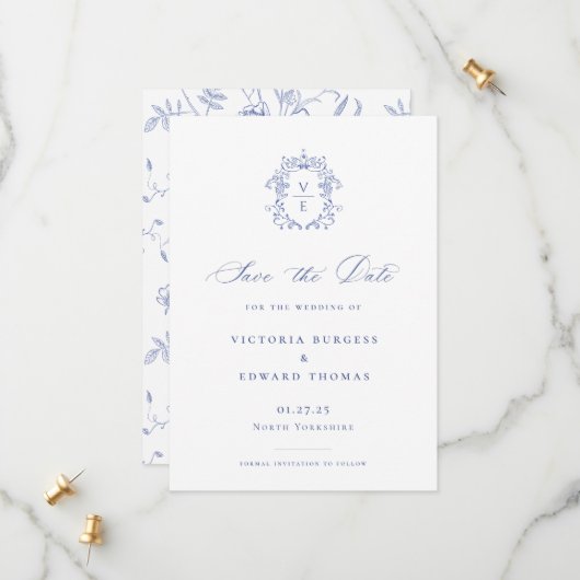 Regency Blue Monogram Crest Wedding Save The Date (Voorkant / Achterkant in situ)