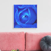 regendruppels op een blauw Roos Canvas Afdruk (Insitu (Woonkamer))
