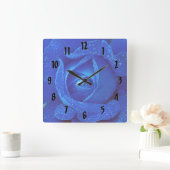 regendruppels op een blauw Roos Vierkante Klok (Huis)