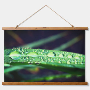 Regendruppels op gras hangend wandkleed