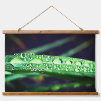 Regendruppels op gras hangend wandkleed