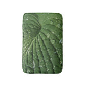 Regendruppels op hosta Leaf Bath Mat (Voorkant Verticaal)