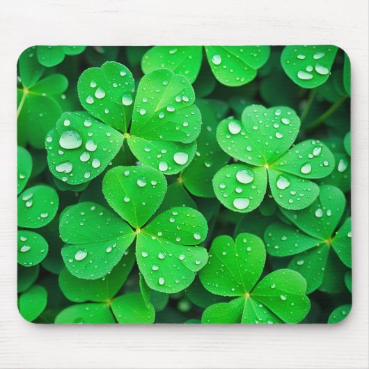Regendruppels op klavertjes met vier bladeren muismat (Voorkant)