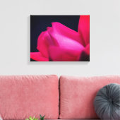 regendruppels op rode rosebud canvas afdruk (Insitu (Woonkamer))