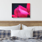 regendruppels op rode rosebud canvas afdruk (Insitu (Slaapkamer))
