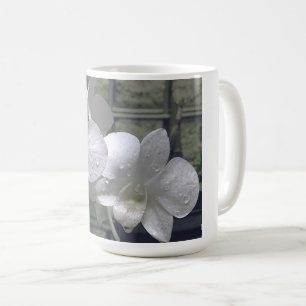 "REGENDRUPPELS OP WITTE ORCHIDEEËN" KOFFIEMOK